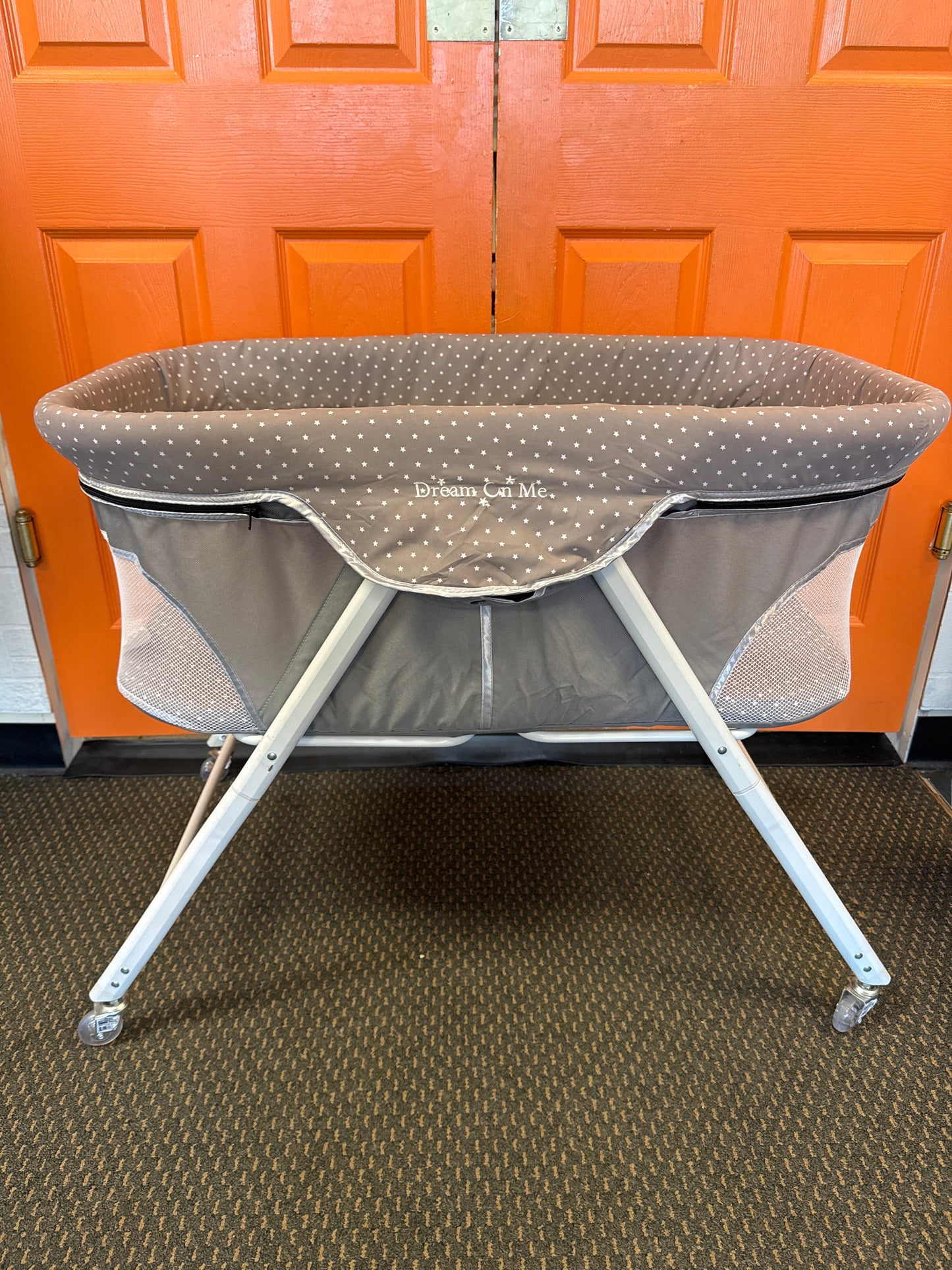 Dream On Me Traveler Portable Bassinet Gray + Stars