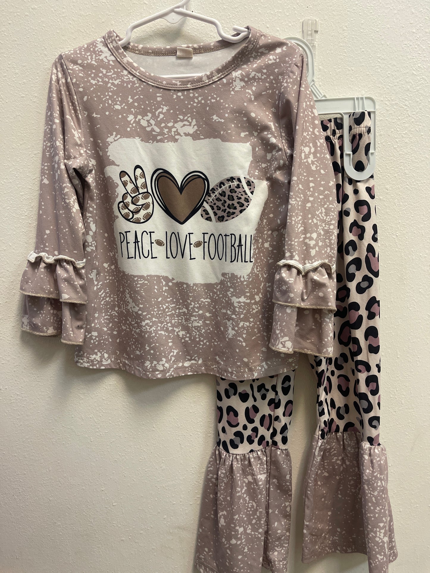 110 (4/5) Peace Love Football Set