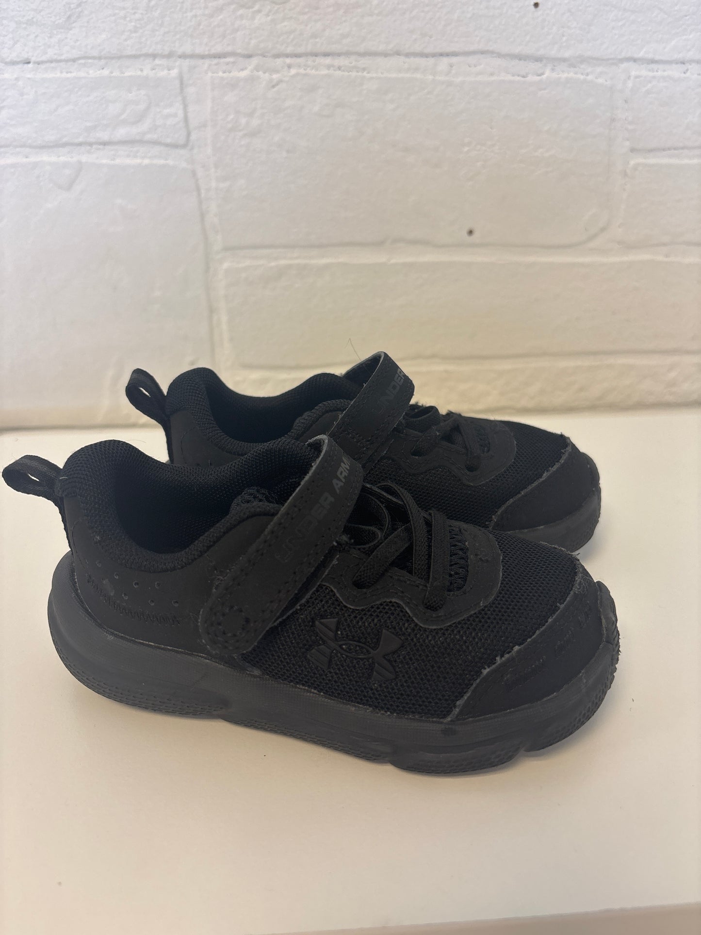 Size 7 Toddler Black Under Armour Shoes