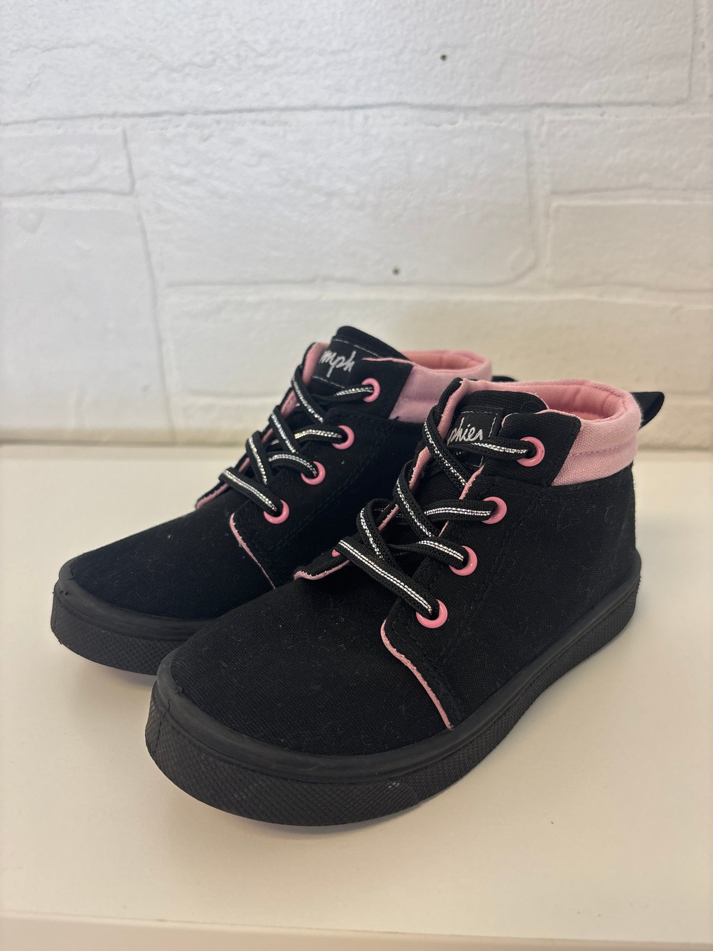 Size 10 Black Pink Oomphies