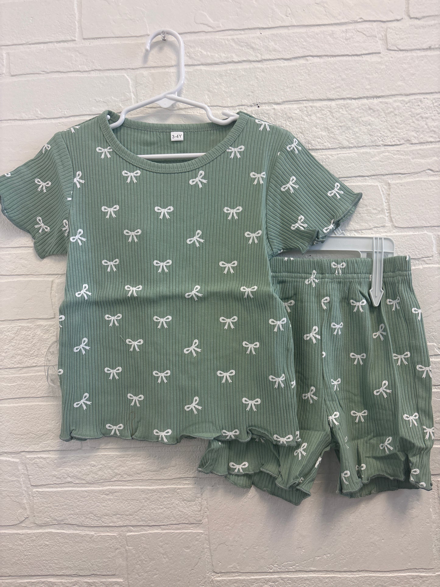 3-4 New Green Bows Outfit