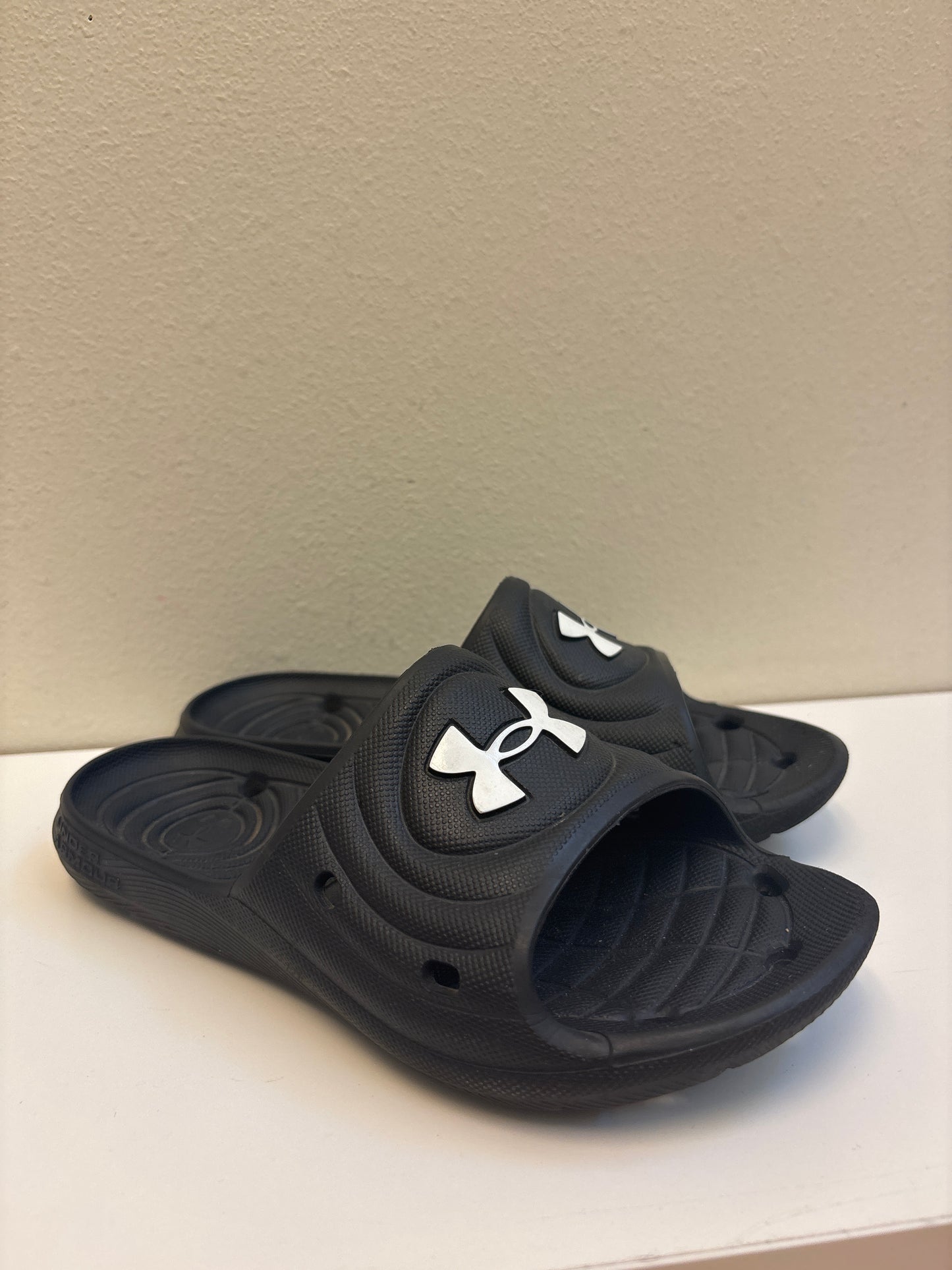 Size 4 Big Kids UA Slides