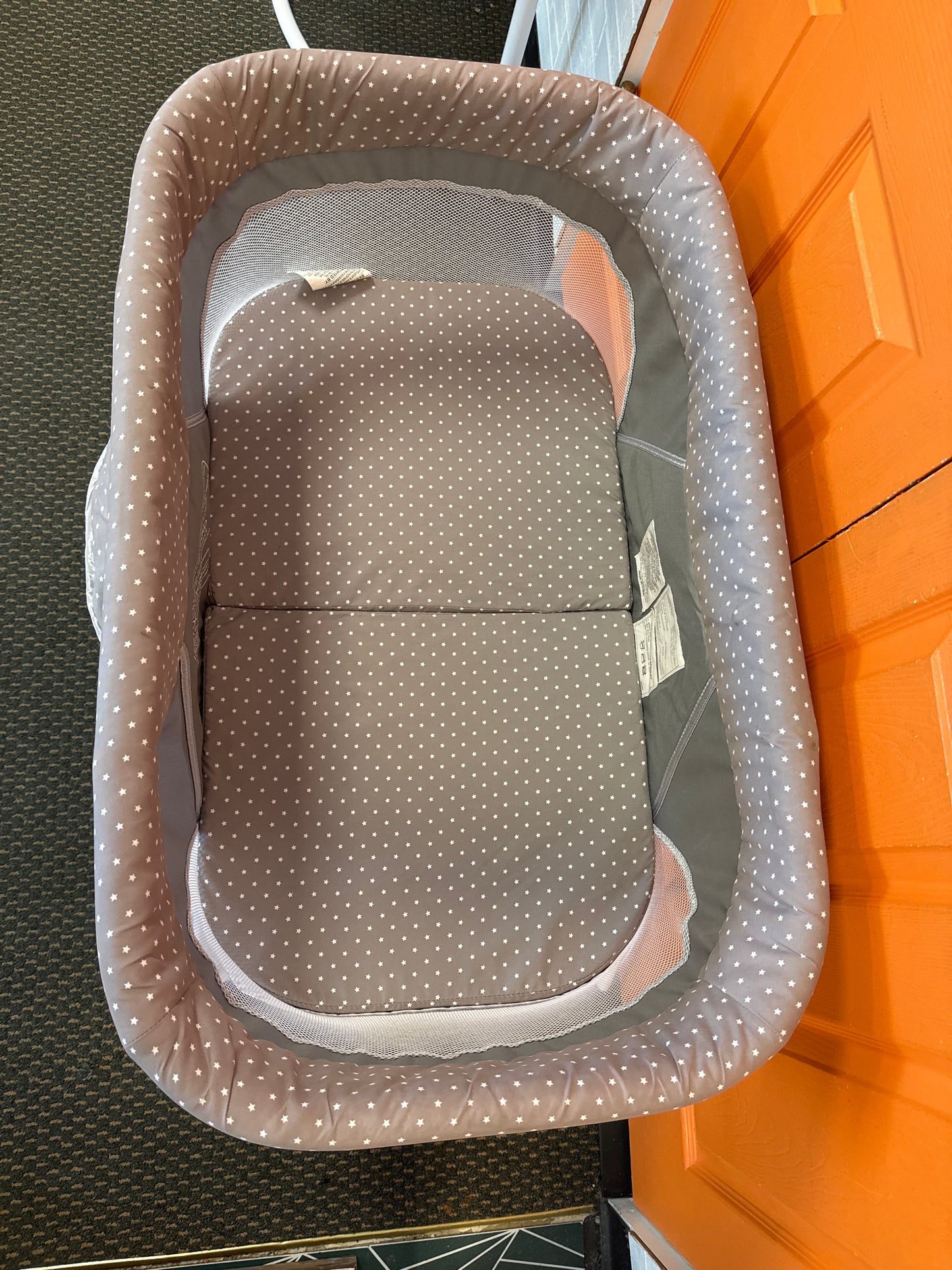 Dream On Me Traveler Portable Bassinet Gray + Stars