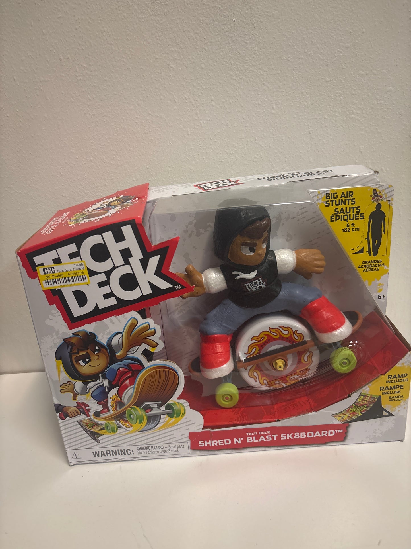 TECH DECK Shred N' Blast Sk8board, Motorized Finger Skateboard Toy with Rider & Ramp for Fast Tricks & High Jumps, Kids Toys for Boys and Girls Ages 6 & Up, Batteries Required
