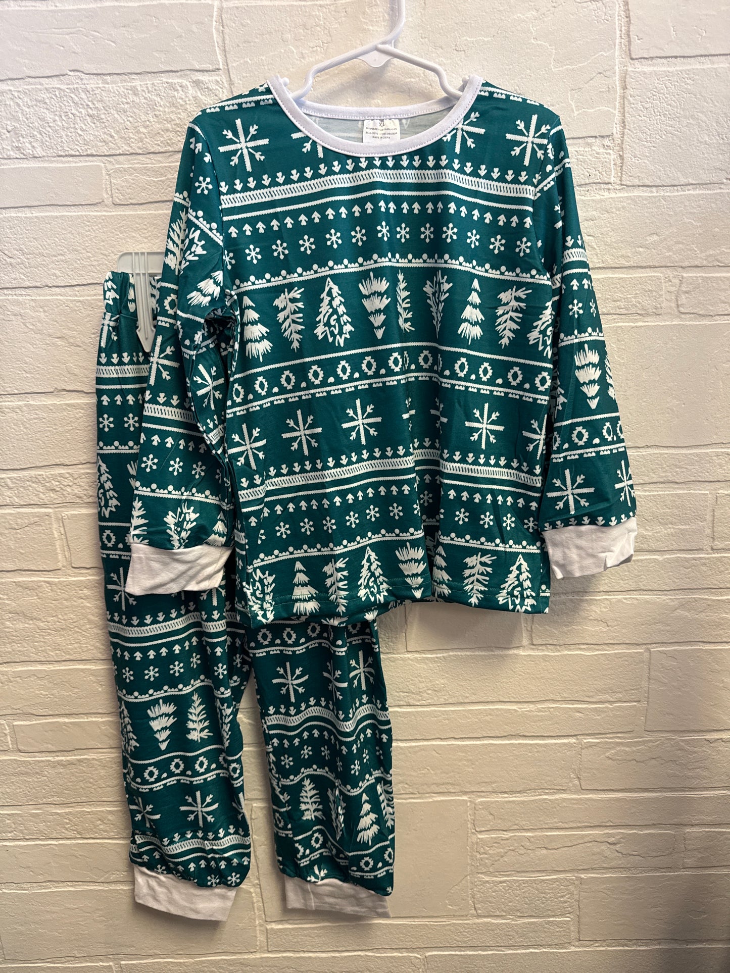 XL 6 NEW Green Tree+Snowflake Pajama Set