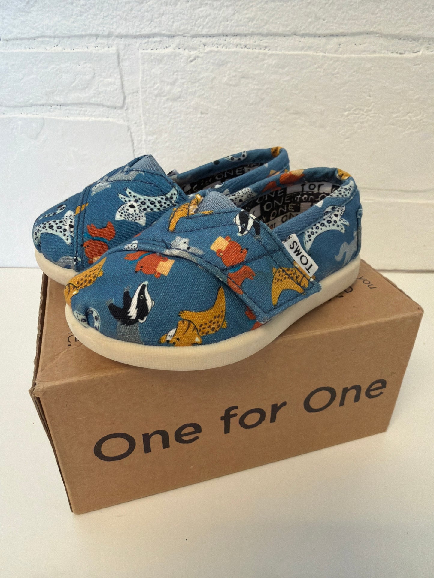 Size 3T Toms+Disney It’s A Small World Shoes
