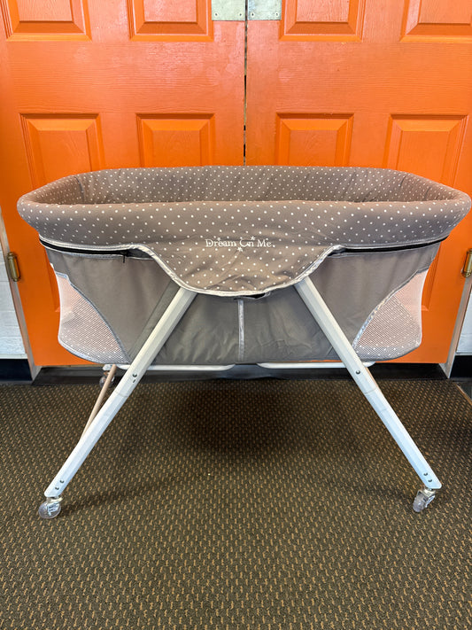 Dream On Me Traveler Portable Bassinet Gray + Stars