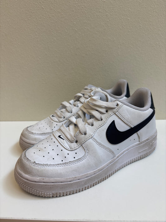Size 2 Big Kids White Black Nikes