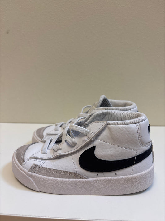 Size 9 Black White Nikes