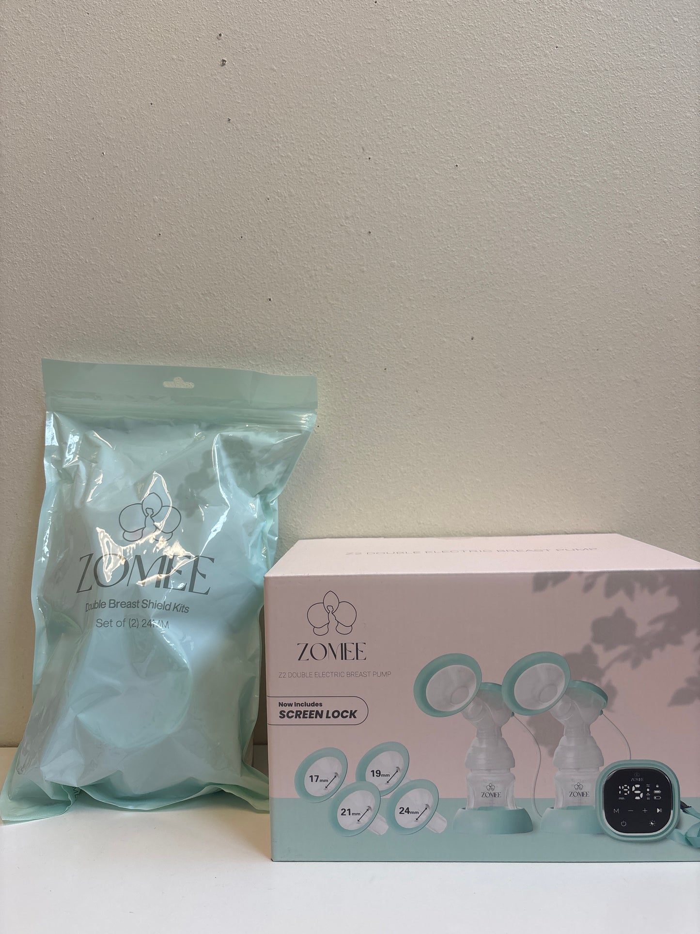 New Zomee Z2 Electric Breast Pump w Extra Shields