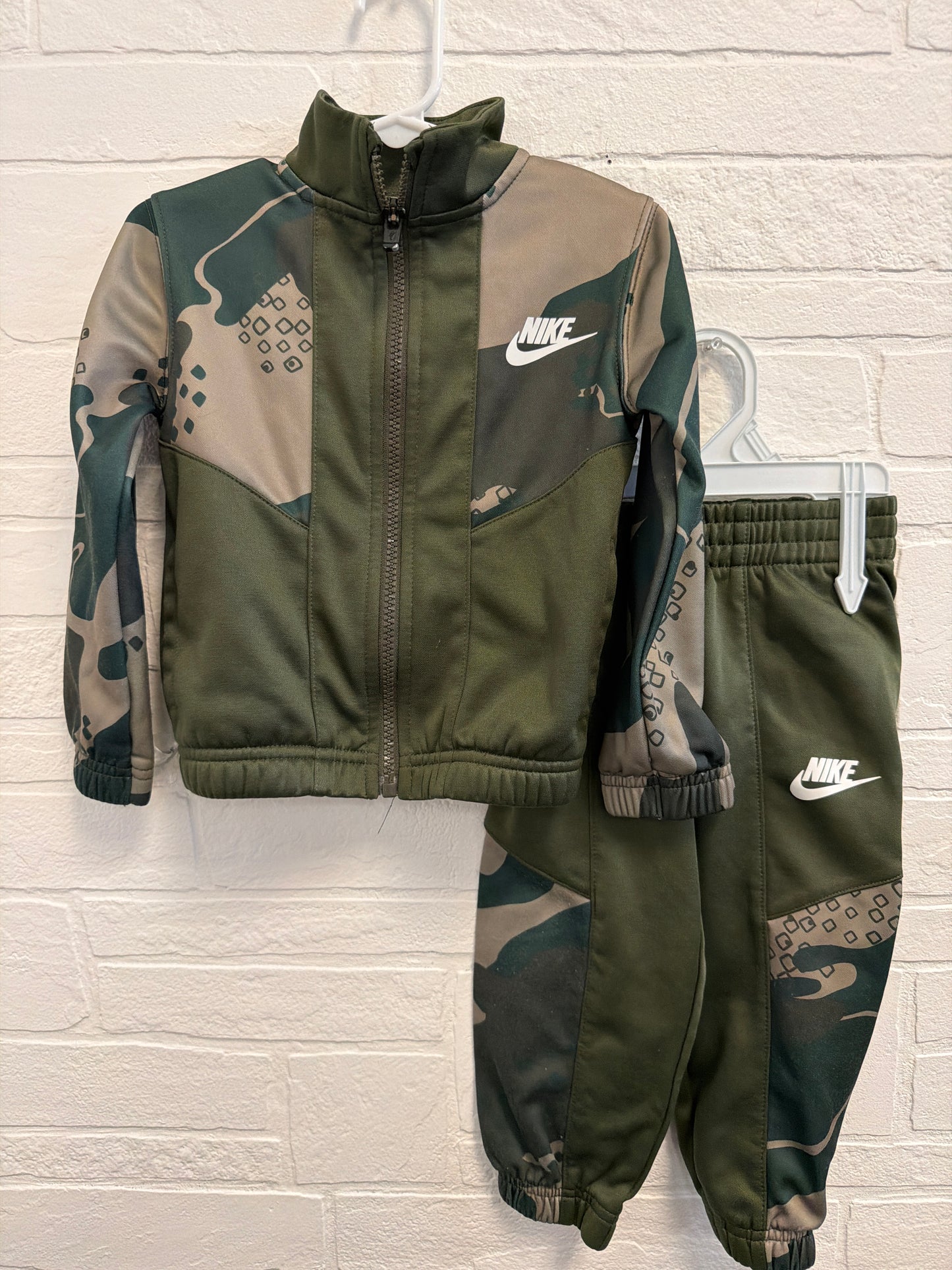 2t Nike Green Tracksuit