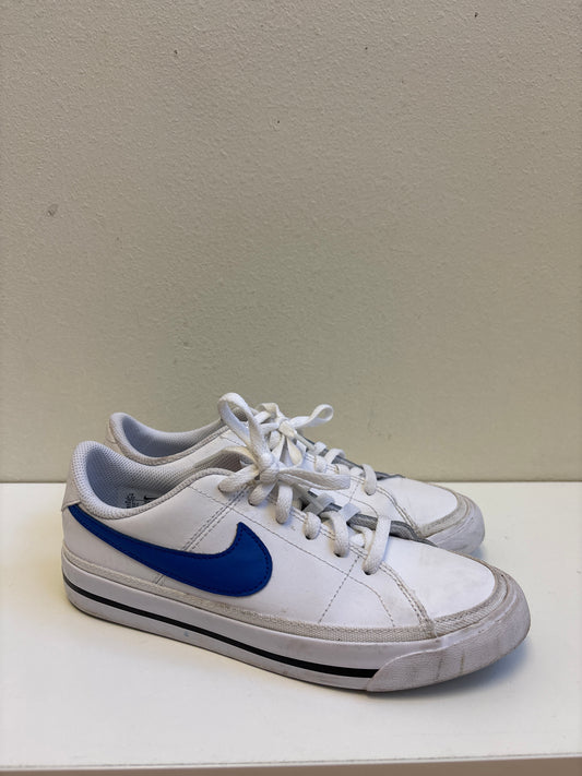Size 3.5 Nike Court Legacy