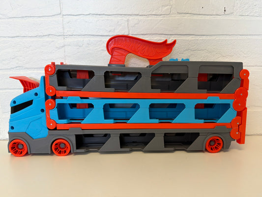 Hot Wheels Speedway Hauler & Racetrack