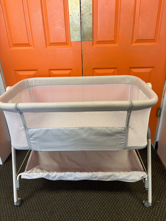 ANGELBLISS Flat Bedside Bassinet with Storage Basket, Easy Folding Portable Crib