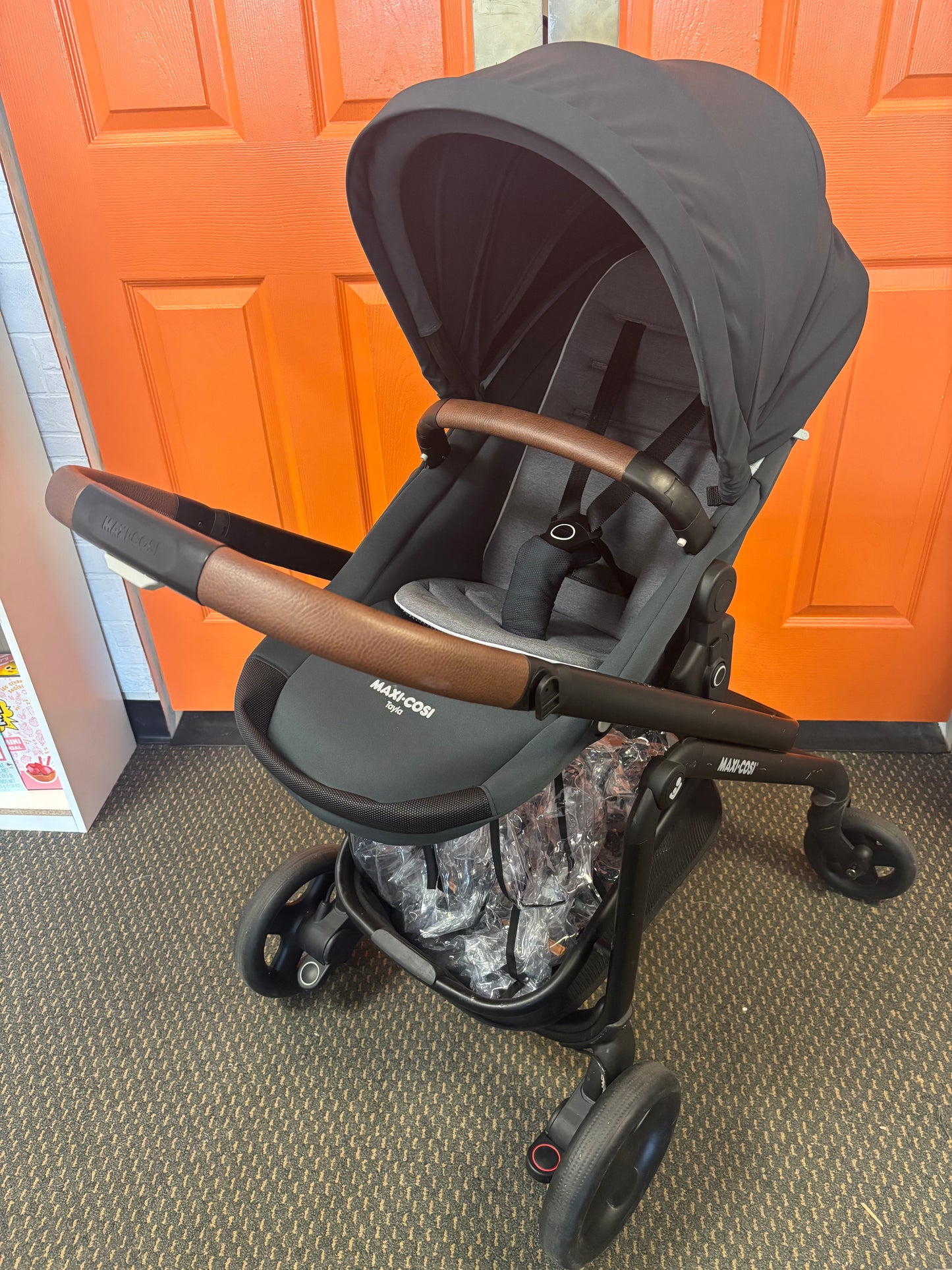 Maxi Cosi TAYLA Stroller w rain cover