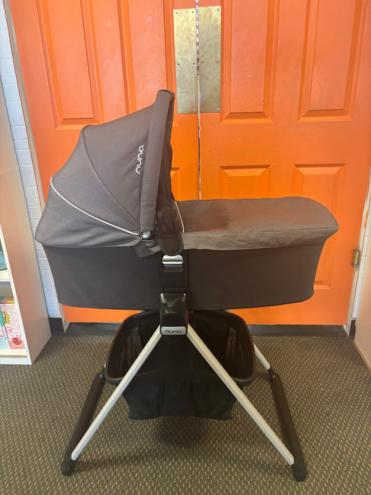Nuna mixx series™ bassinet and stand